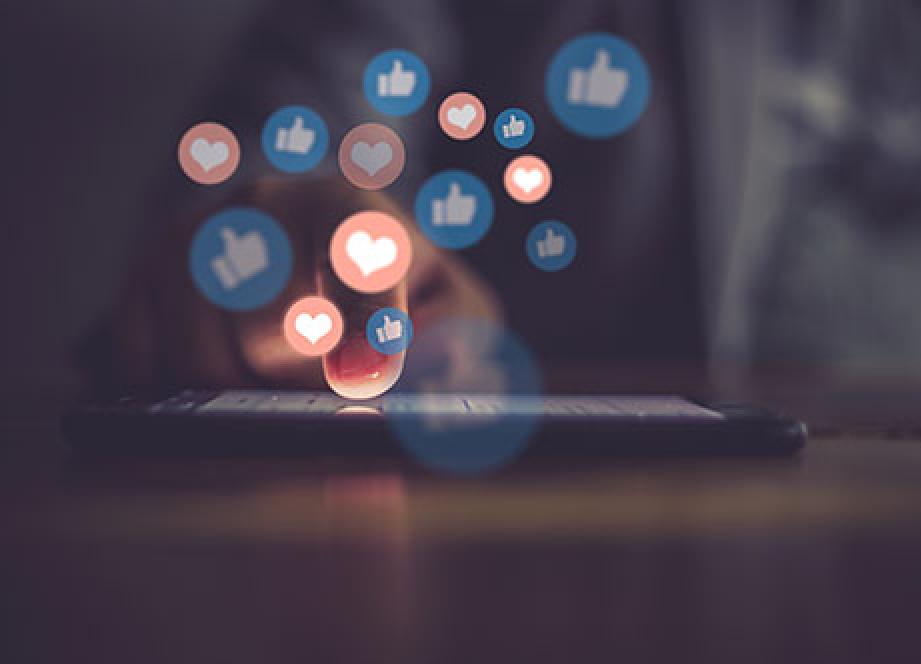 56 % des 15-24 ans utilisent les réseaux sociaux plus de trois heures par jour : le baromètre des usages des écrans fait le bilan