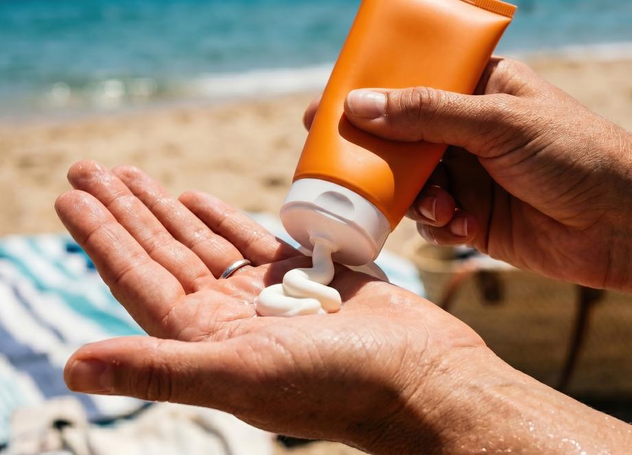 Pour que le soleil "ne soit plus un ennemi", les dermatologues rappellent "les réflexes de protection" pour "sauver sa peau"