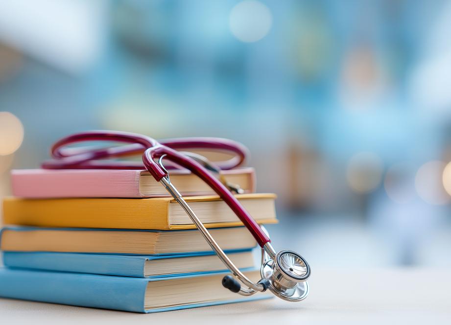 Hausse des postes d'internat : "Avec plus de 10.000 postes ouverts en 2026, nous préparons la médecine de demain", salue Rist