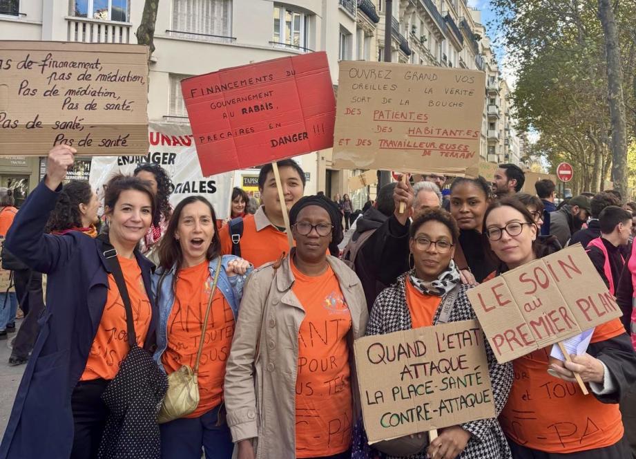 "Quand l'Etat attaque, on contre-attaque" : réunis devant le ministère, les maisons et centres de santé défendent le modèle Secpa