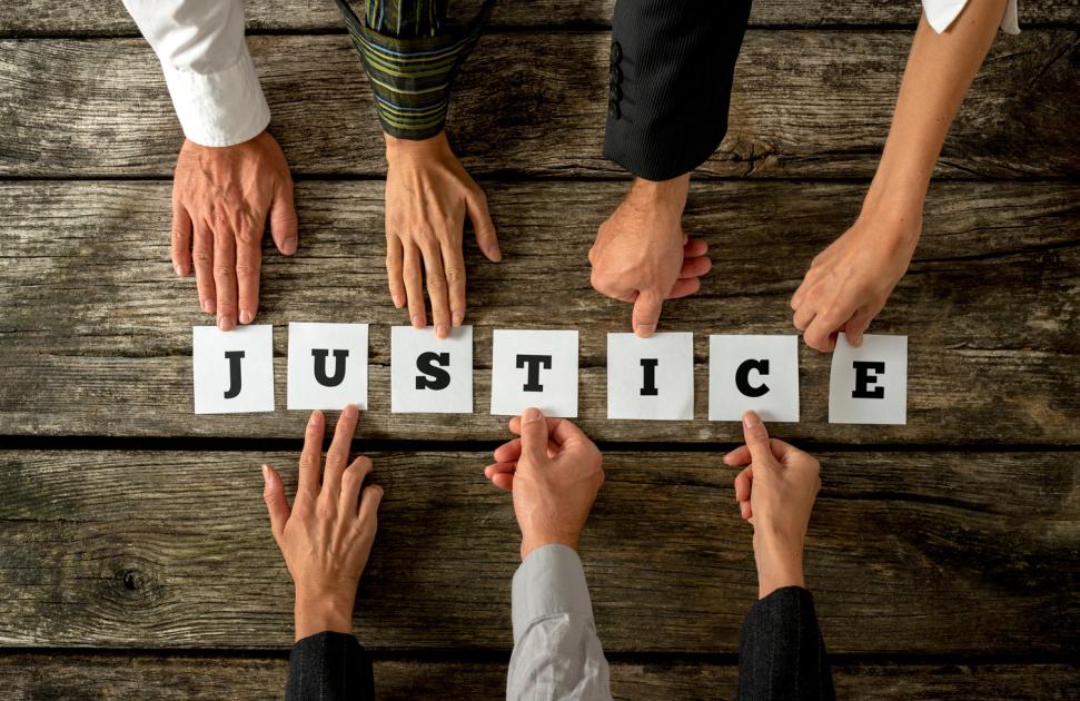 Dix patients déposent une plainte contre un centre de santé holistique pour exercice illégal de la médecine et escroquerie