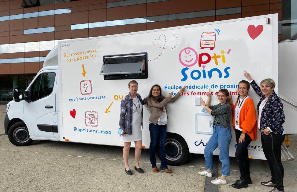 Accès aux soins : une unité mobile d’obstétrique « aux petits soins » avec les femmes enceintes en zones rurales isolées