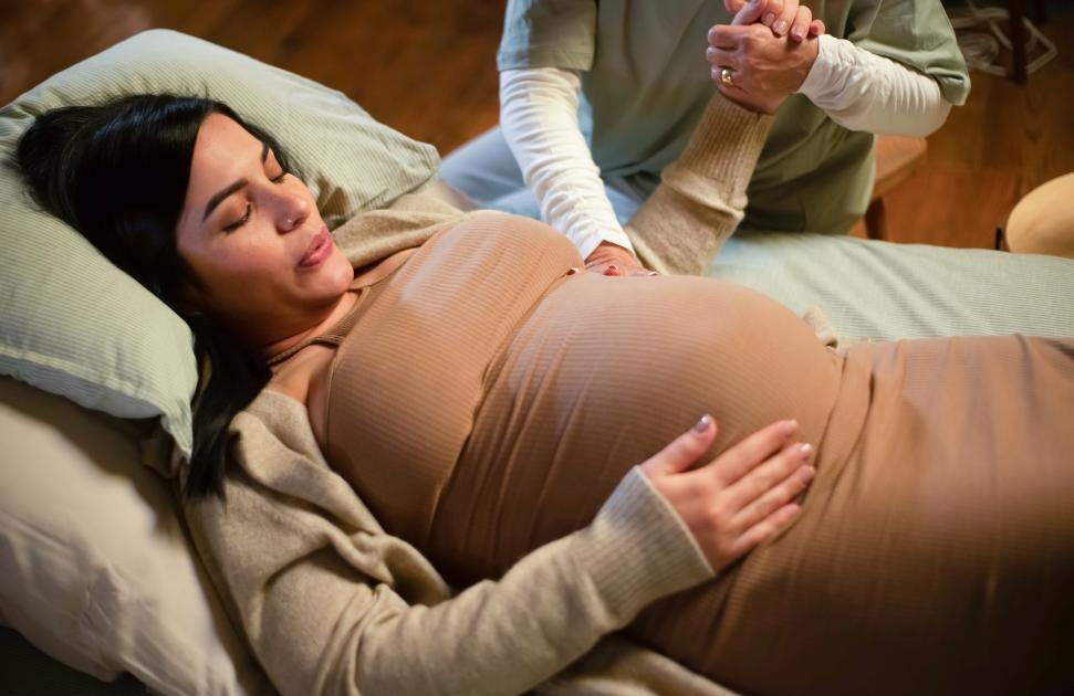 À Givors, le binôme sage-femme-auxiliaire de puériculture accompagne les naissances