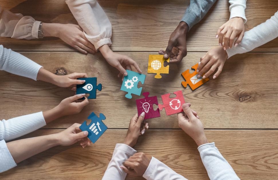 Médecins, infirmières et assistants médicaux travaillent mains dans la main dans une Maison Nord Santé pour des soins à échelle départementale