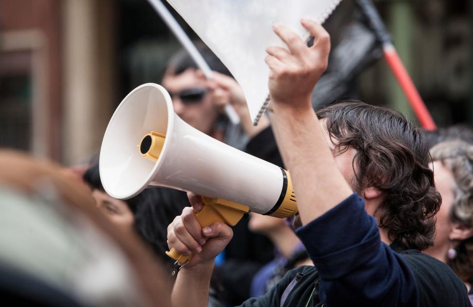"Une marche blanche parce que nous voyons rouge" : à Paris, et en régions, soignant et usagers seront dans la rue ce samedi