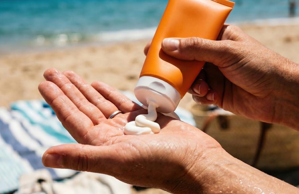 Pour que le soleil "ne soit plus un ennemi", les dermatologues rappellent "les réflexes de protection" pour "sauver sa peau"