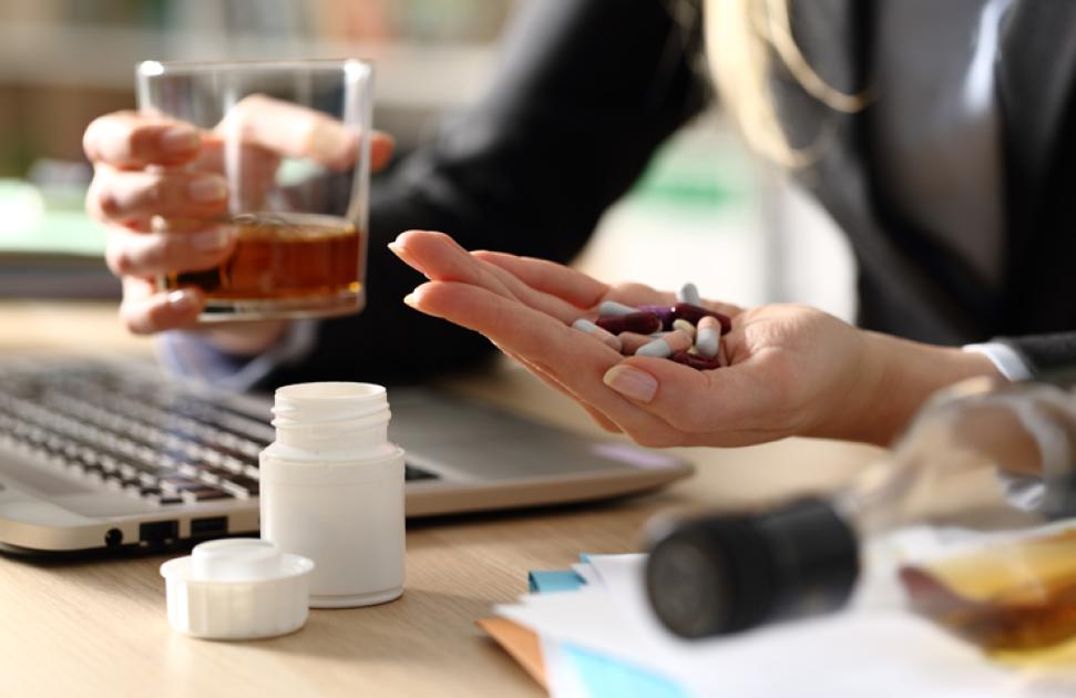 Entretien avec Christophe Rogier, médecin du travail. Addictions en entreprise : "Faire porter la responsabilité sur l'individu est un biais de notre société"