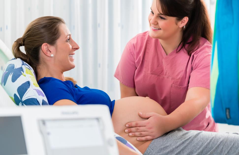 Suivi post-partum : "Les médecins et sages-femmes ne communiquent pas, tout passe par la patiente", révèle une thèse