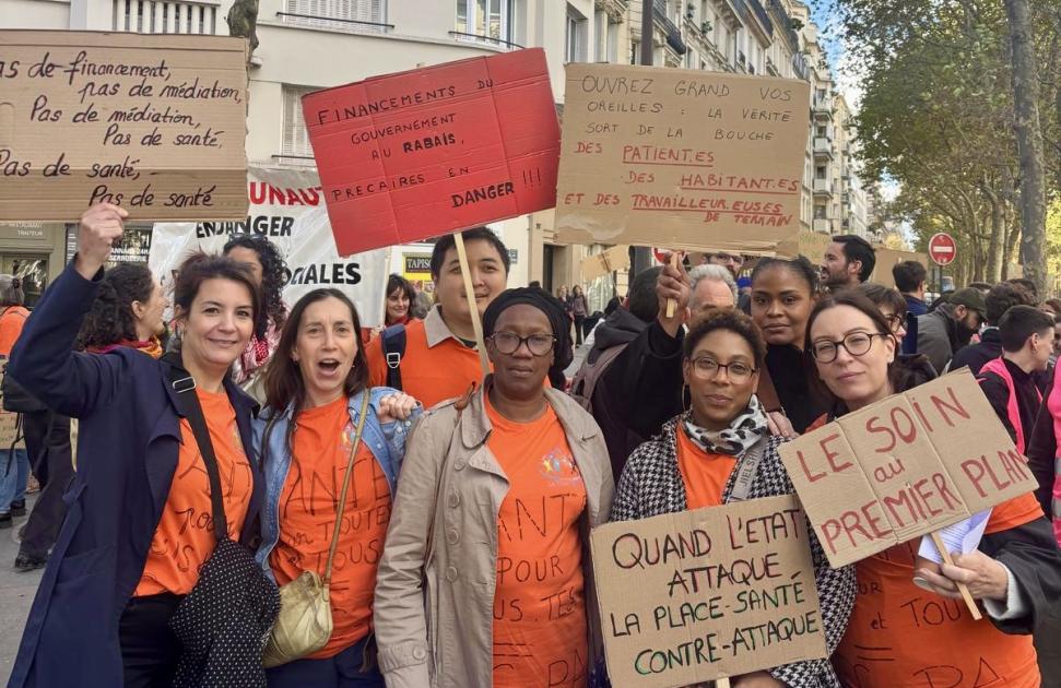 "Quand l'Etat attaque, on contre-attaque" : réunis devant le ministère, les maisons et centres de santé défendent le modèle Secpa