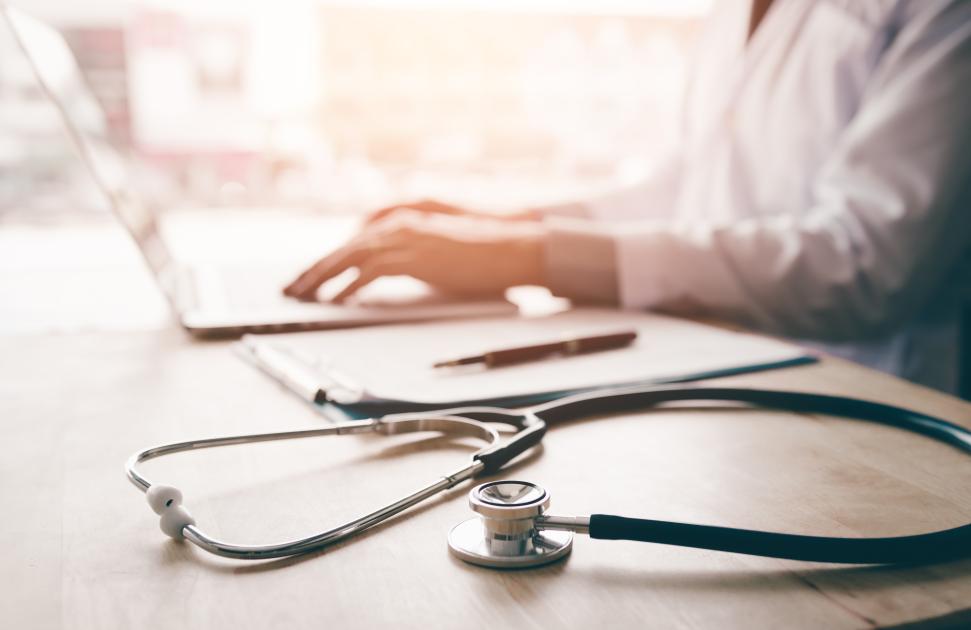 Le bureau du maire transformé en cabinet médical : la "solution d'urgence" de cette commune pour retenir son futur médecin
