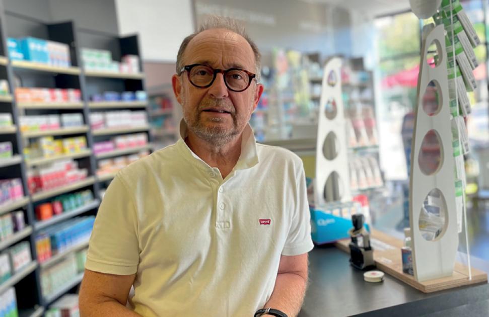 Comptoir d'officine, engagement collectif et spots de surf : rencontre avec Jean-Philippe Brégère, pharmacien