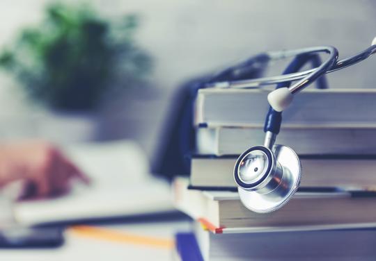 Stéthoscope posé sur des livres