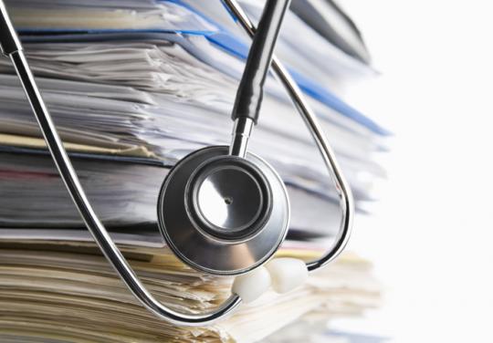 Pile de dossiers avec stéthoscope