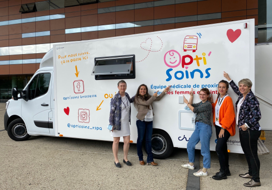 Accès aux soins : une unité mobile d’obstétrique « aux petits soins » avec les femmes enceintes en zones rurales isolées