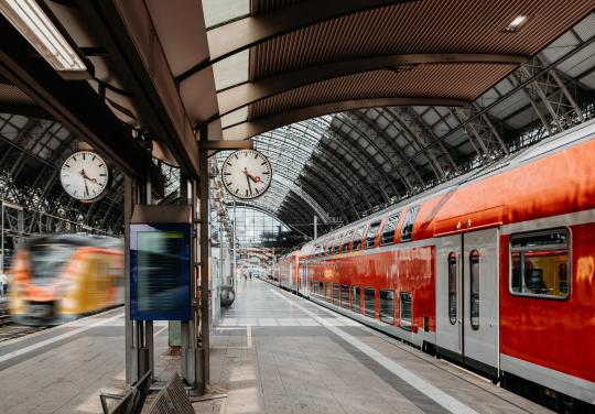 Cabines de télémédecine SNCF : un "outil complémentaire" pour Aurélien Rousseau, une "financiarisation" pour l’Ordre des médecins