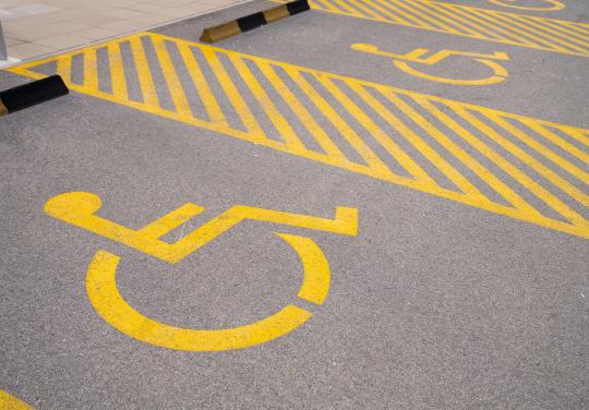La mairie déplace le marché et supprime les places pour handicapés : une maison de santé dénonce "une atteinte à l’accès aux soins"