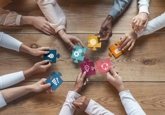 Médecins, infirmières et assistants médicaux travaillent mains dans la main dans une Maison Nord Santé pour des soins à échelle départementale