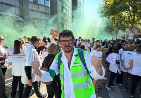 "On n’avalera pas la pilule" : 18.000 pharmaciens et près de 70.000 kinés dans la rue pour défendre leur survie