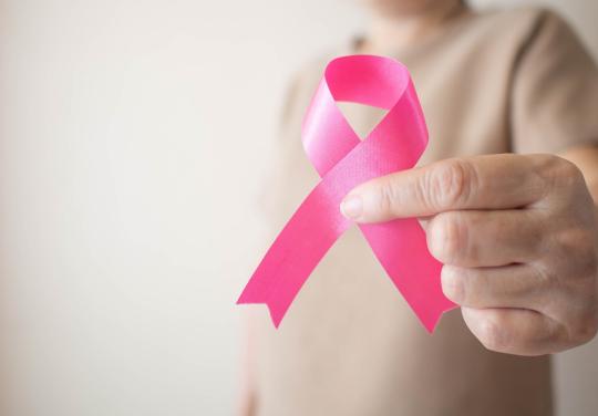 Banderole de soutiens-gorges, atelier de palpation, marche active : en Grand-Est une MSP s'engage pour Octobre Rose