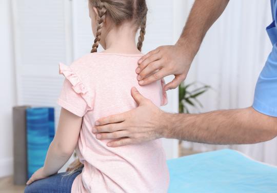 “Protège ton dos”: à Orléans, des kinés proposent des bilans de dépistage gratuits aux 8-12 ans