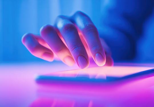 28 jours sans réseaux sociaux : "Off February", une campagne "pas dans la stigmatisation" pour célébrer "le temps retrouvé"