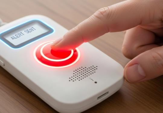 Pour lutter contre les violences envers les soignants, la mairie de Calais distribue des boîtiers "anti-agression"