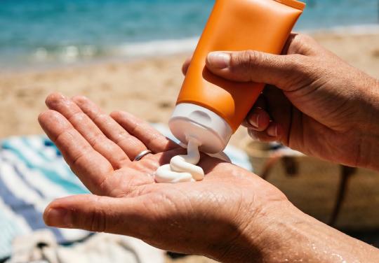 Pour que le soleil "ne soit plus un ennemi", les dermatologues rappellent "les réflexes de protection" pour "sauver sa peau"