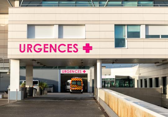 Hôpital : une charte nationale pour encadrer l'accueil des accompagnants aux urgences d'ici fin 2026