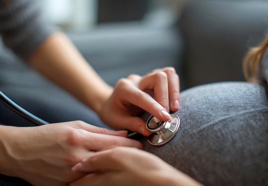 "Une organisation des soins en silo serait un danger" : sages-femmes et gynécologues plaident pour une collaboration renforcée