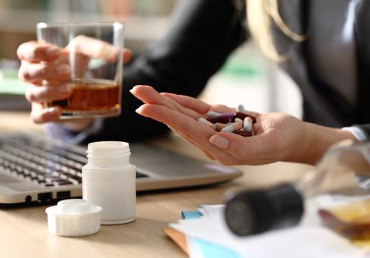 Entretien avec Christophe Rogier, médecin du travail. Addictions en entreprise : "Faire porter la responsabilité sur l'individu est un biais de notre société"