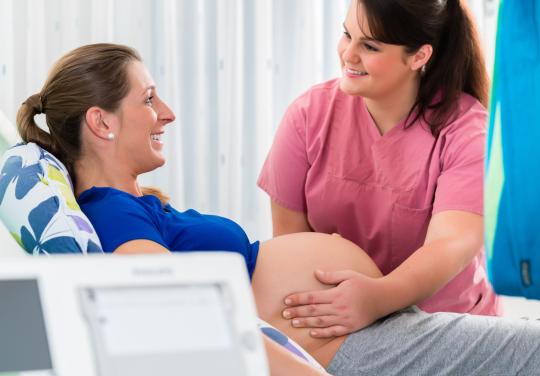 Suivi post-partum : "Les médecins et sages-femmes ne communiquent pas, tout passe par la patiente", révèle une thèse