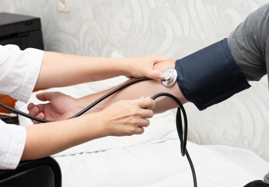 Maladies cardio-neuro-vasculaires : les kinés peuvent désormais mesurer la pression artérielle de leurs patients