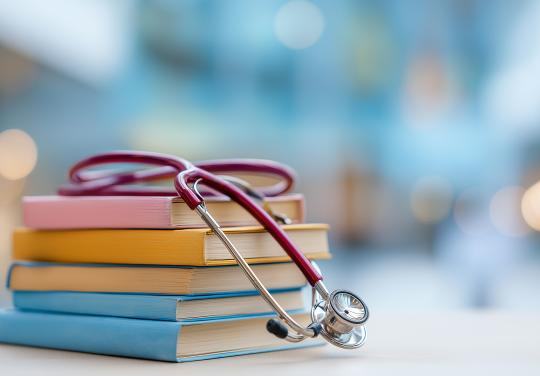 Hausse des postes d'internat : "Avec plus de 10.000 postes ouverts en 2026, nous préparons la médecine de demain", salue Rist