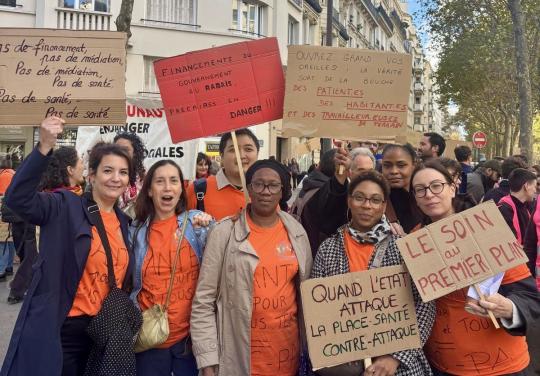 "Quand l'Etat attaque, on contre-attaque" : réunis devant le ministère, les maisons et centres de santé défendent le modèle Secpa