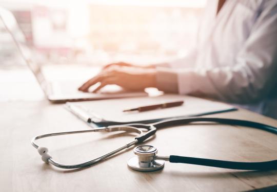 Le bureau du maire transformé en cabinet médical : la "solution d'urgence" de cette commune pour retenir son futur médecin