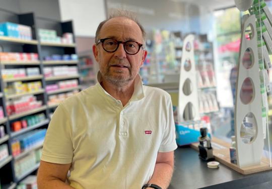 Comptoir d'officine, engagement collectif et spots de surf : rencontre avec Jean-Philippe Brégère, pharmacien